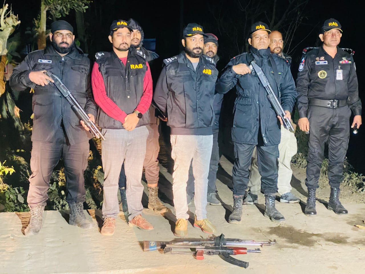 কুমিল্লায় র‍্যাবের অভিযানে পুলিশের লুট হওয়া চায়নিজ রাইফেল উদ্ধার