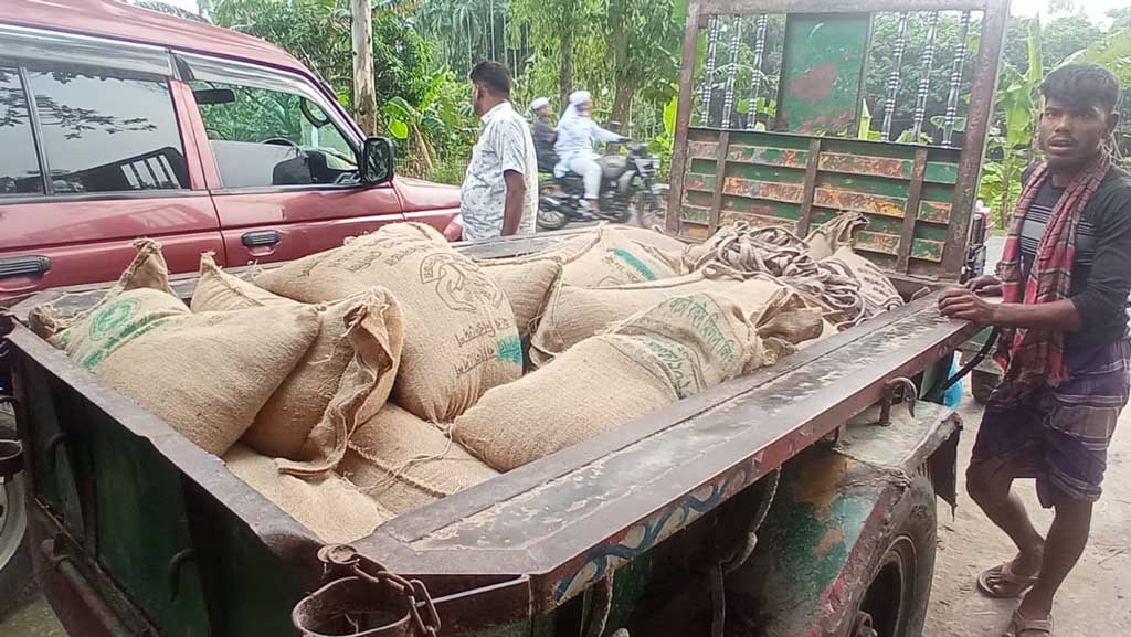 বদরগঞ্জে ১৮৩ বস্তা সরকারি চাল উদ্ধার, তদন্ত নিয়েই প্রশ্ন