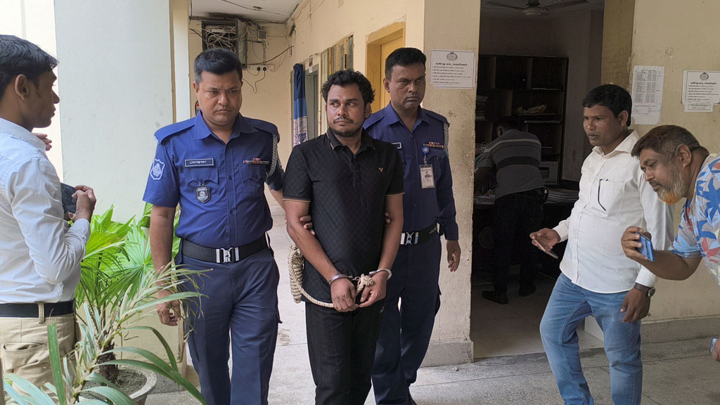 সরকারি বড় কর্মকর্তা সেজে চাকরির লোভ দেখান তিনি