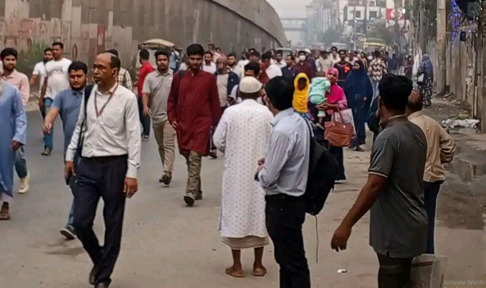 গাজীপুরে দুই মহাসড়ক অবরোধ, যান চলাচল বন্ধ। ছবি: সংগৃহীত