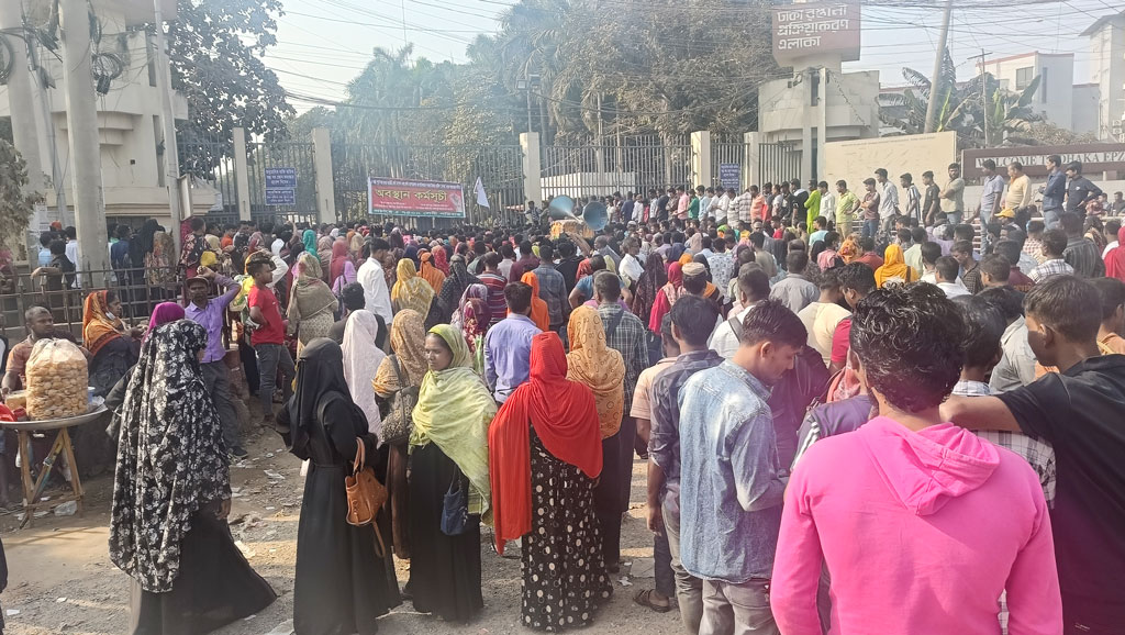 বকেয়া বেতনের দাবিতে মহাসড়কে বন্ধ কারখানার শ্রমিকেরা