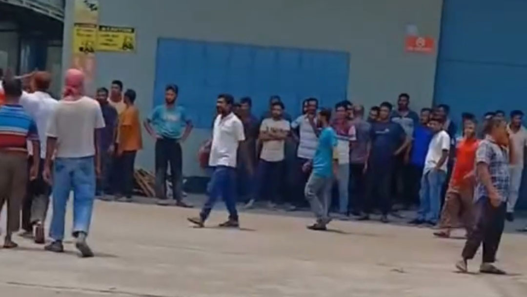 কুষ্টিয়ায় কারখানা শ্রমিকদের কর্মবিরতি, কর্মকর্তাদের মারধর