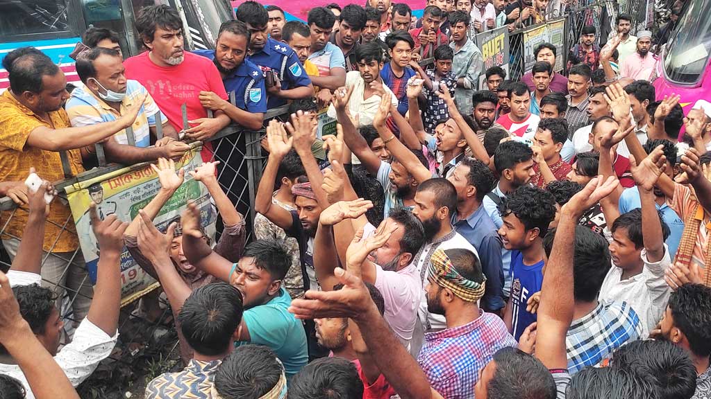 শ্রীপুরে চাঁদাবাজির প্রতিবাদে পরিবহনশ্রমিকদের সড়ক অবরোধ, চালকের সহকারী অপহরণ