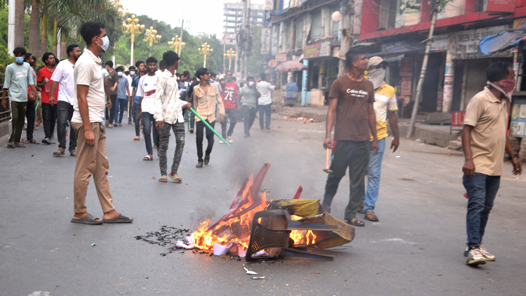 ককটেল ফাটিয়ে মোটর শ্রমিক ইউনিয়ন কার্যালয় ‘উদ্ধার’ শ্রমিক দল নেতার