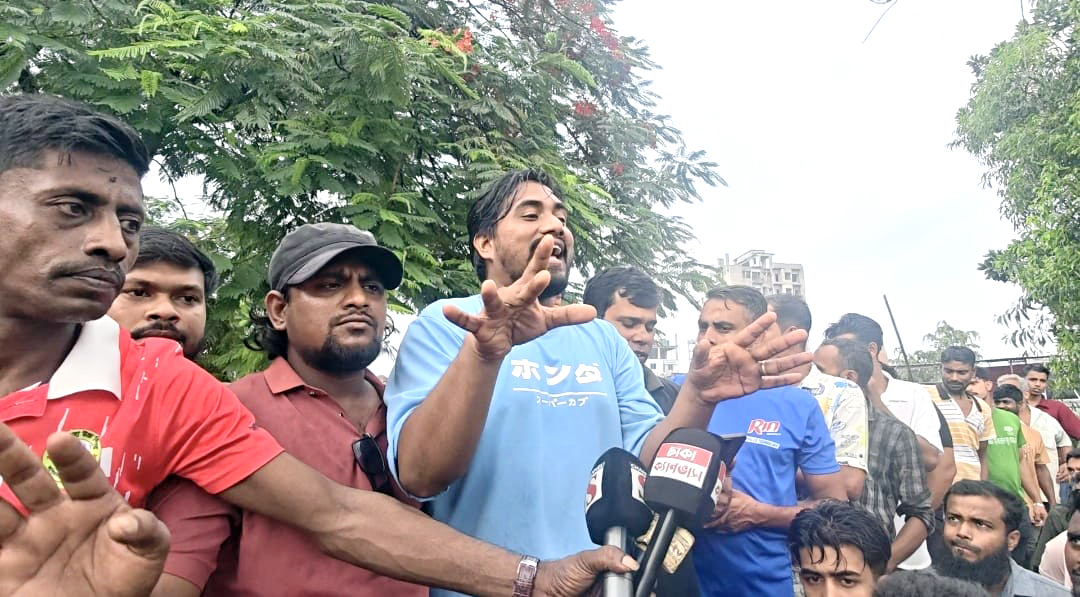 নির্যাতনের জেরে কেরানীগঞ্জে পুলিশ-শ্রমিক পাল্টাপাল্টি ধাওয়া, ওসিসহ আহত ২০
