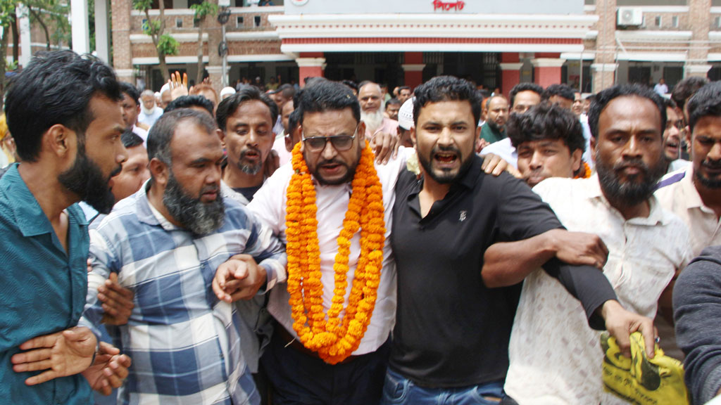 ৫ মামলায় রাতে গ্রেপ্তার হয়ে দুপুরে জামিন শ্রমিকনেতার, শহরে আনন্দ মিছিল