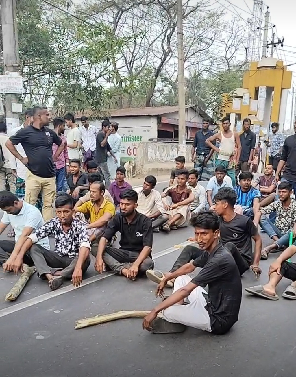 শ্রমিক সংঘর্ষে ভোলায় ৫ ঘণ্টা বাস চলাচল বন্ধ, দুর্ভোগ