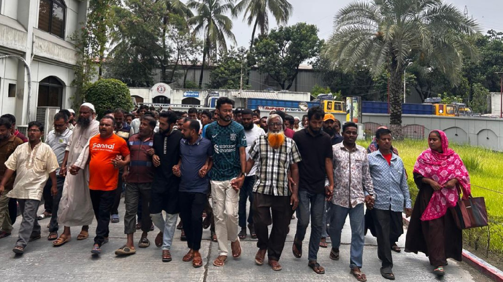 কারখানা বিক্রির গুঞ্জন: চাকরির নিশ্চয়তার দাবিতে শ্রমিকদের বিক্ষোভ
