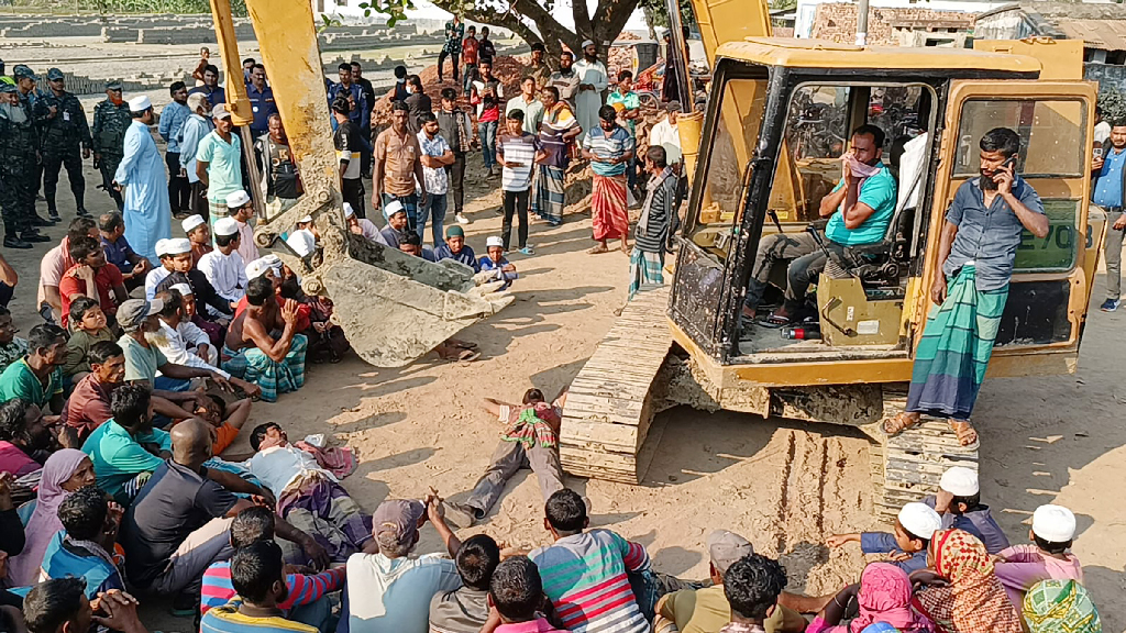 ভেকুর সামনে শুয়ে পড়লেন ইটভাটার শ্রমিকেরা, বাধার মুখে ফিরে গেলেন পরিবেশ অধিদপ্তরের কর্মকর্তারা