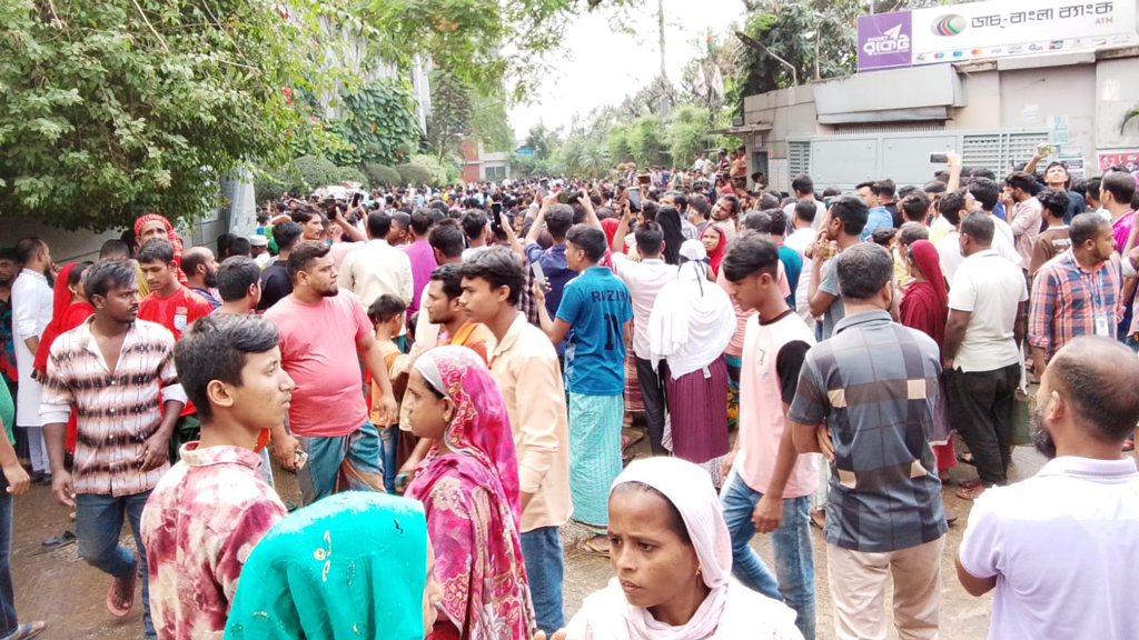 ভূমিকম্পে হুড়োহুড়ি করে কারখানা থেকে বের হওয়ার চেষ্টা, আহত শতাধিক শ্রমিক