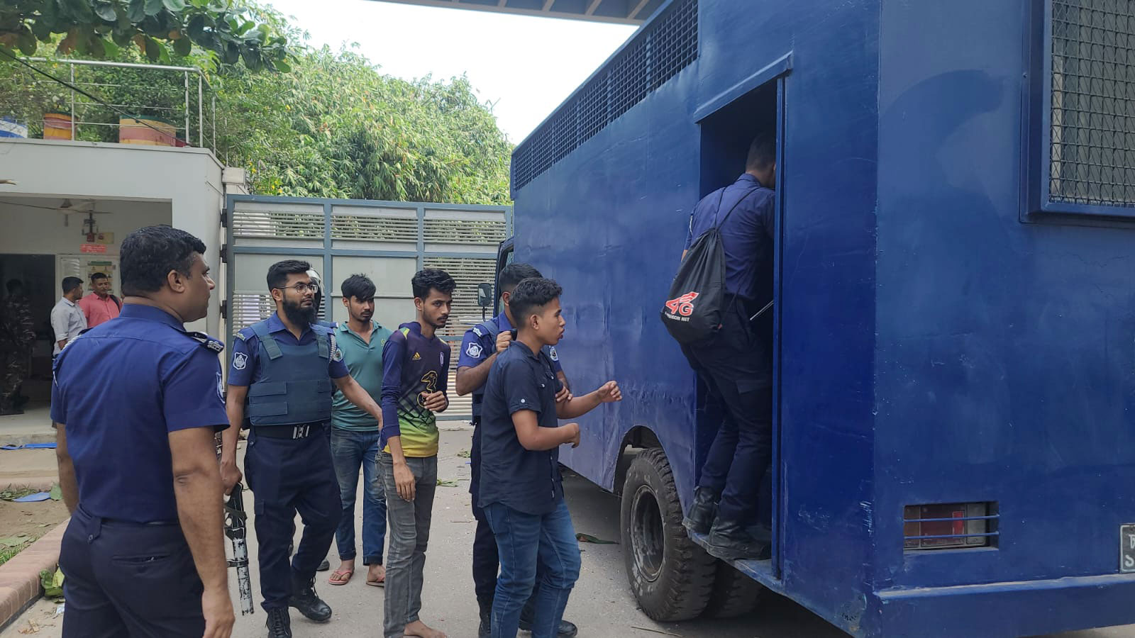শ্রীপুরে শ্রমিকের মৃত্যু ঘিরে সংঘর্ষ: ১৫০০ শ্রমিকের নামে পুলিশের মামলা