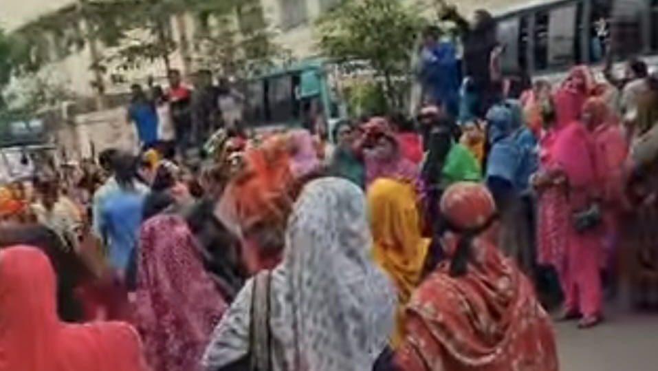বেতন-বোনাসের দাবিতে তেজগাঁওয়ে পোশাক শ্রমিকদের সড়ক অবরোধ