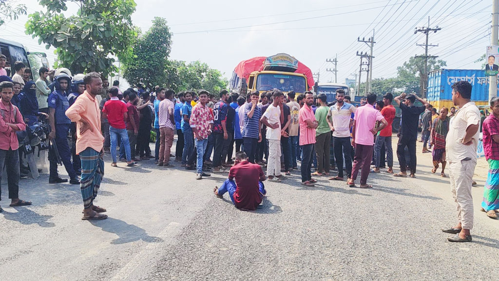 বকেয়া বেতনসহ ১০ দফা দাবিতে ভালুকায় শ্রমিকদের সড়ক অবরোধ