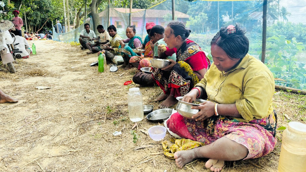 একসঙ্গে মাঠে ঘাম, সেই মাঠেই বৈষম্য