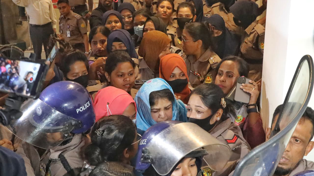 আদালতে পুরোটা সময় বিষণ্ন শিরীন শারমিন, চত্বরে ‘জয় বাংলা’ স্লোগান