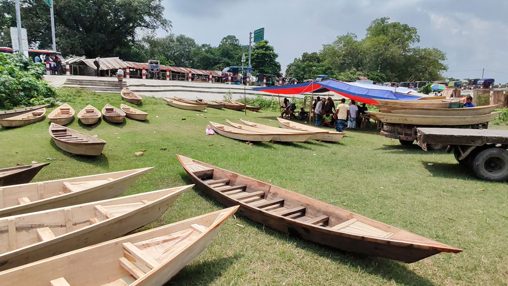 বিক্রি ভালো হলেও দাম কম, লোকসানে নৌকা ব্যবসায়ীরা