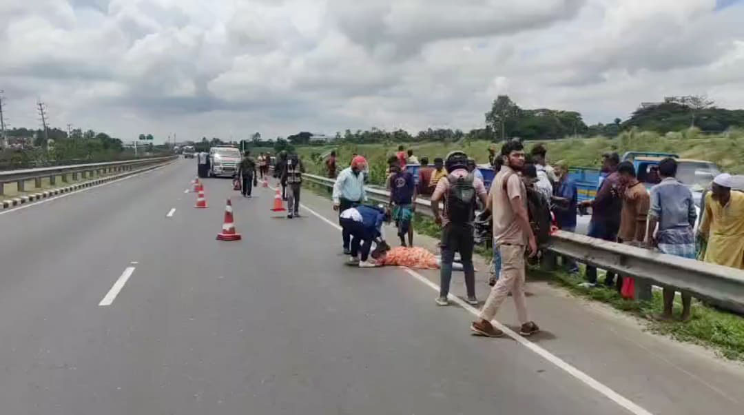 বাইক নিয়ন্ত্রণ হারিয়ে সড়ক বিভাজকে ধাক্কা, স্ত্রী নিহত, স্বামী আহত