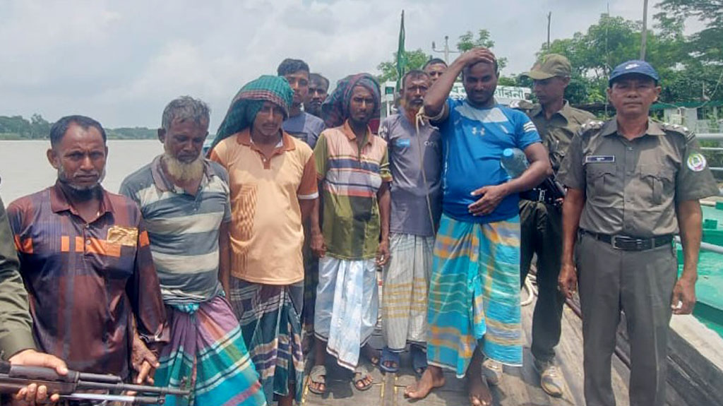 পূর্ব সুন্দরবনে ট্রলার-নৌকাসহ ১০ জেলে আটক