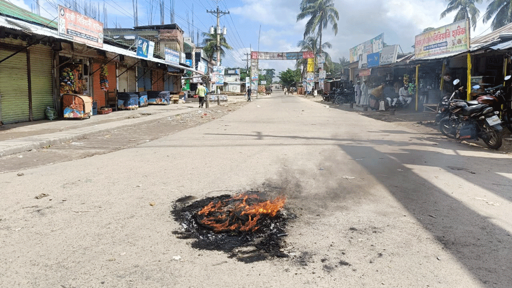 শরণখোলায় দোকাপাট বন্ধ রয়েছে। রাস্তায় টায়ার জ্বালিয়ে দেওয়া হয়। রায়েন্দা বাজার শেরেবাংলা রোডে তোলা। ছবি: আজকের পত্রিকা