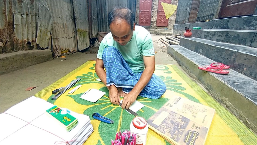 দৃষ্টিপ্রতিবন্ধী শরিফুলের হাতে তৈরি হয় পরিবেশবান্ধব খাতা ও কলম