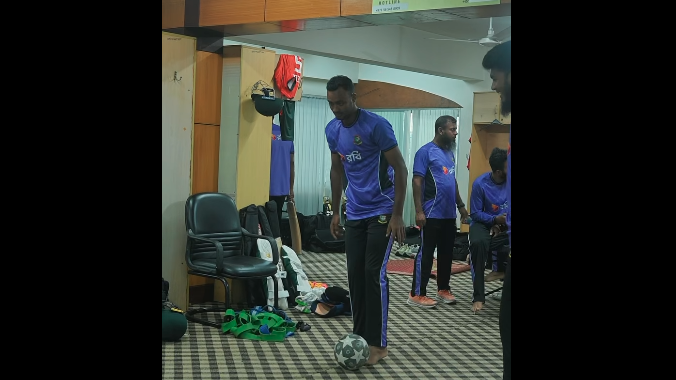 বৃষ্টিতে ফুটবল-আড্ডায় সময় কাটিয়েছেন লিটন-তামিমরা