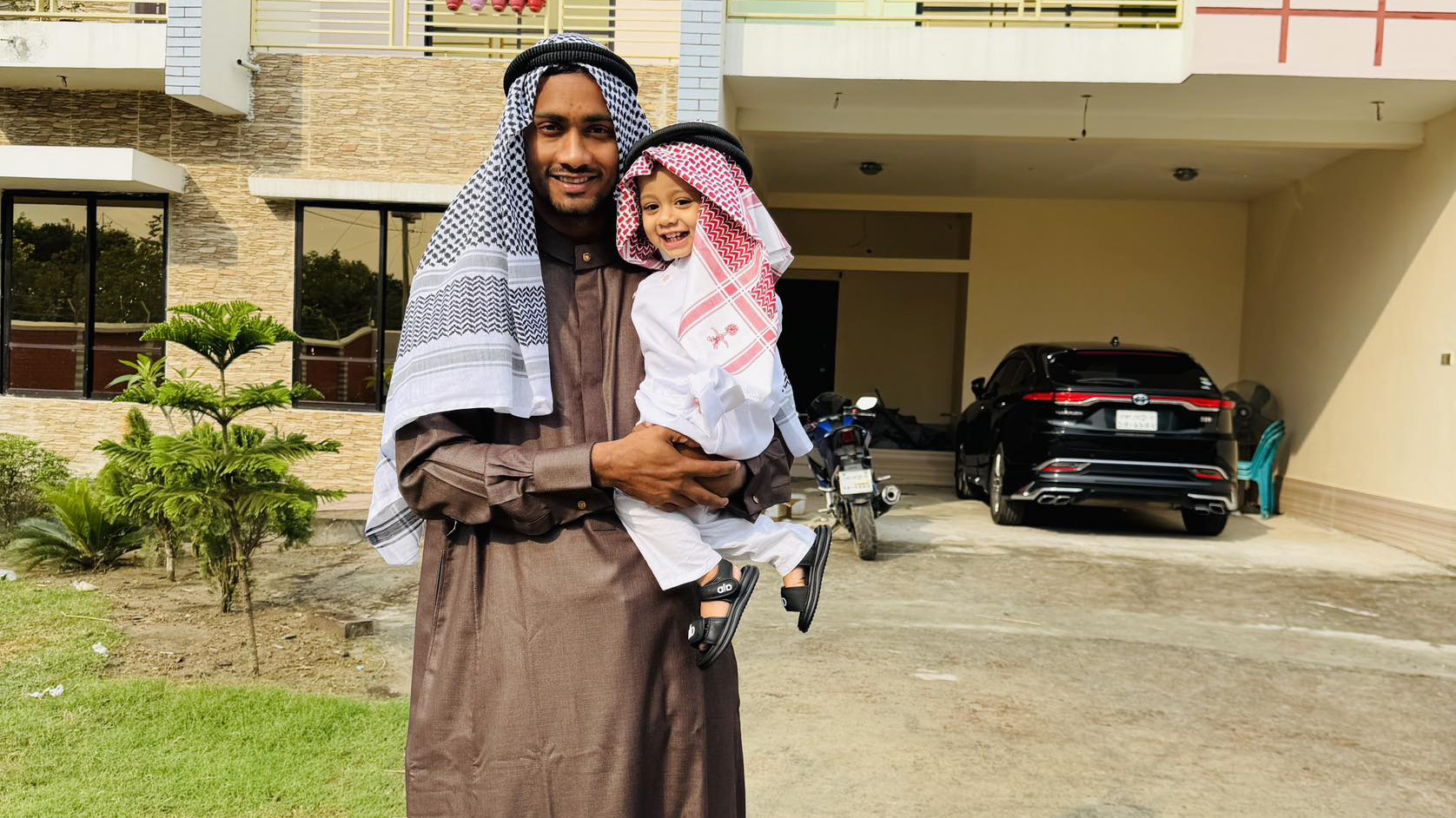 ছেলের সঙ্গে শরীফুল ইসলামের ঈদ উদযাপন। ছবি: শরীফুল ইসলামের ফেসবুক পেজ