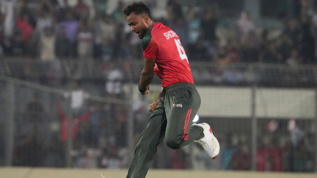 শরীফুল-সাকিবের তোপে ১৫ রানে ৫ উইকেট নেই পাকিস্তানের