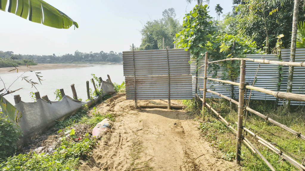 নালিতাবাড়ীতে টিনের বেড়া দিয়ে রাস্তা বন্ধ, বিপাকে ৩০ পরিবার