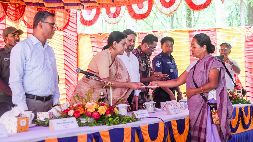 উপদেষ্টার গাড়ি আটকে বিক্ষোভ, হামলায় ৪ সাংবাদিক আহত