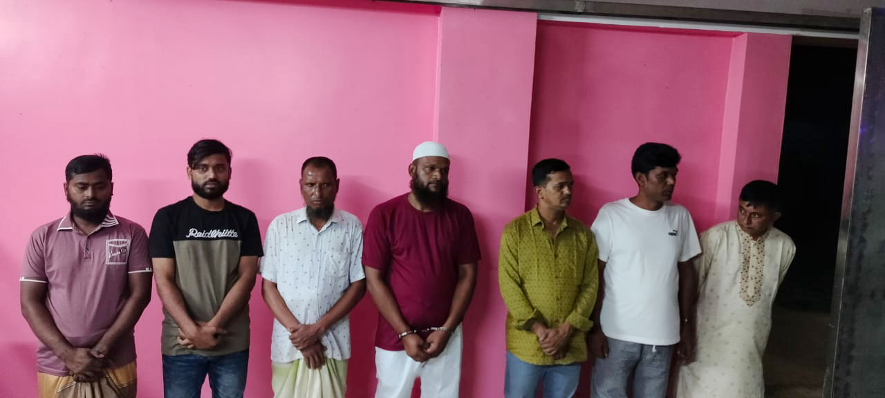 শ্রীপুরে বিএনপি নেতার বহুতল ভবনে রাতভর অভিযান: আগ্নেয়াস্ত্রসহ গ্রেপ্তার ৭