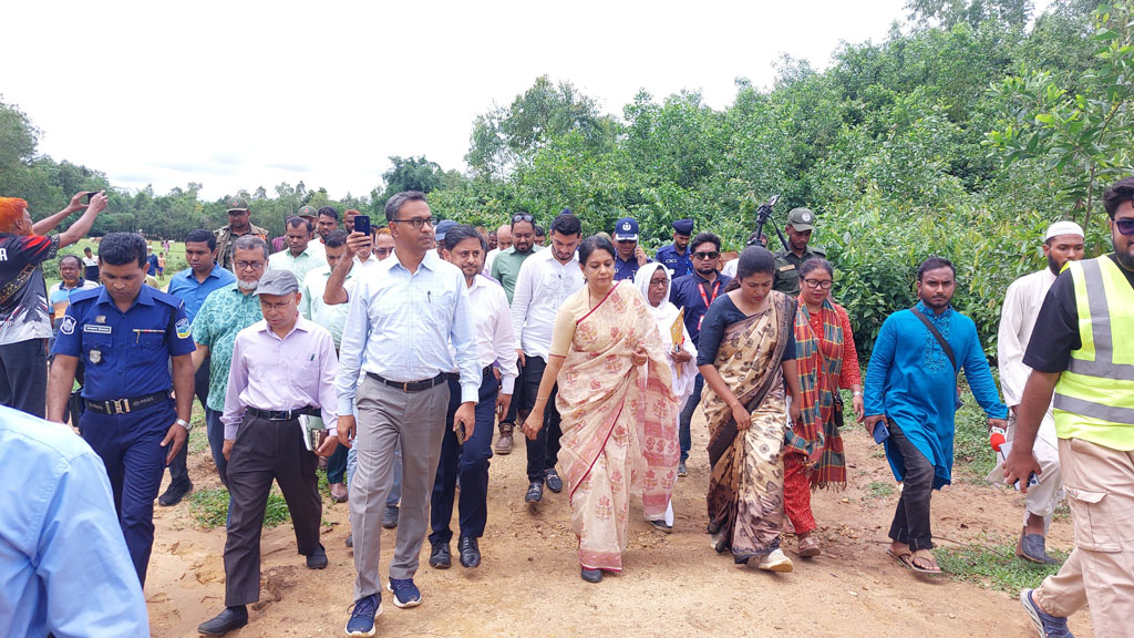 শেরপুরের নালিতাবাড়ী উপজেলার প্রস্তাবিত দাওধারা পর্যটনকেন্দ্র পরিদর্শন করেন উপদেষ্টা সৈয়দা রিজওয়ানা হাসান। ছবি: আজকের পত্রিকা