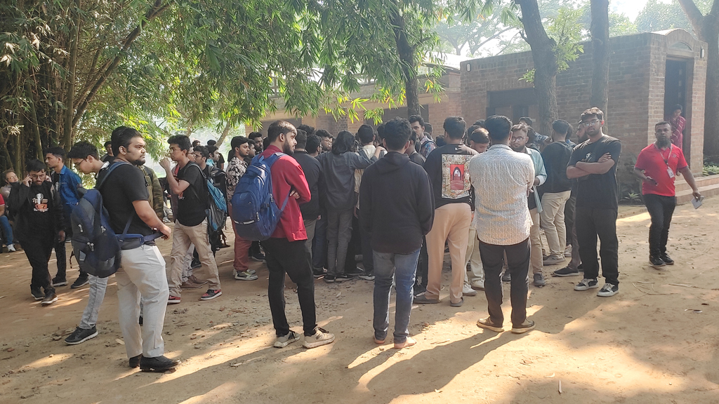 শ্রীপুরে পিকনিকের বাস বিদ্যুতায়িত হয়ে বিশ্ববিদ্যালয়ের ৩ শিক্ষার্থীর মৃত্যু। ছবি: সংগৃহীত