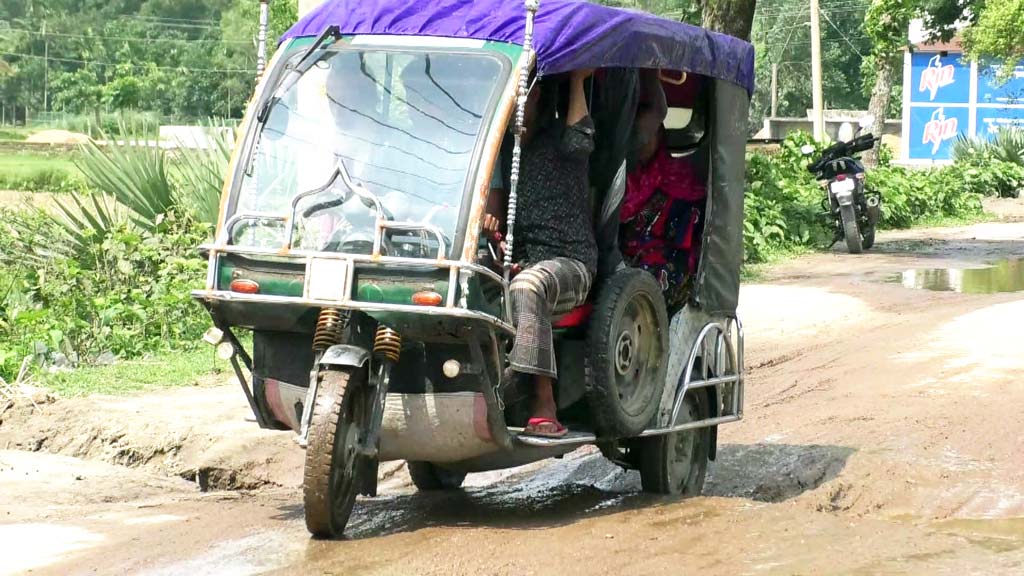 সংস্কারের অভাবে বেহাল শেরপুর-নালিতাবাড়ী ভায়া গাজীরখামার সড়ক। ঝুঁকি নিয়ে চলছে যানবাহন। বুধবার তোলা। ছবি: আজকের পত্রিকা