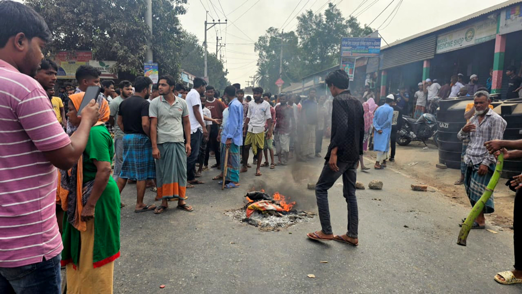 বেতন না দিয়ে কারখানা বিক্রি, শ্রীপুরে শ্রমিকদের সড়ক অবরোধ