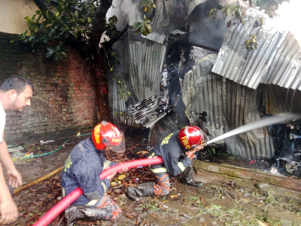 শ্রীপুরে ঝুটের গুদামে আগুন, পুড়ে গেছে মালামাল