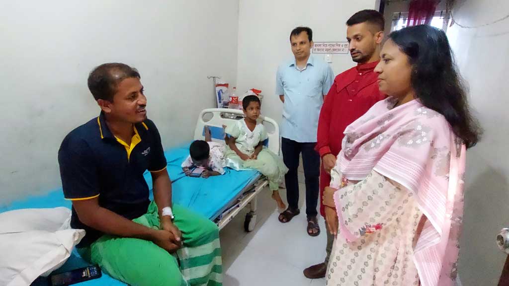 শেরপুরে জেলা প্রশাসকের সহায়তায় আলুচাষির অস্ত্রোপচার