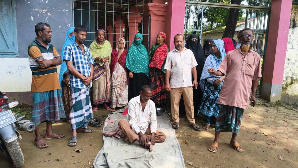 ৯ বছরের বকেয়া বেতনের দাবিতে বিদ্যালয়ে নৈশপ্রহরীর অনশন