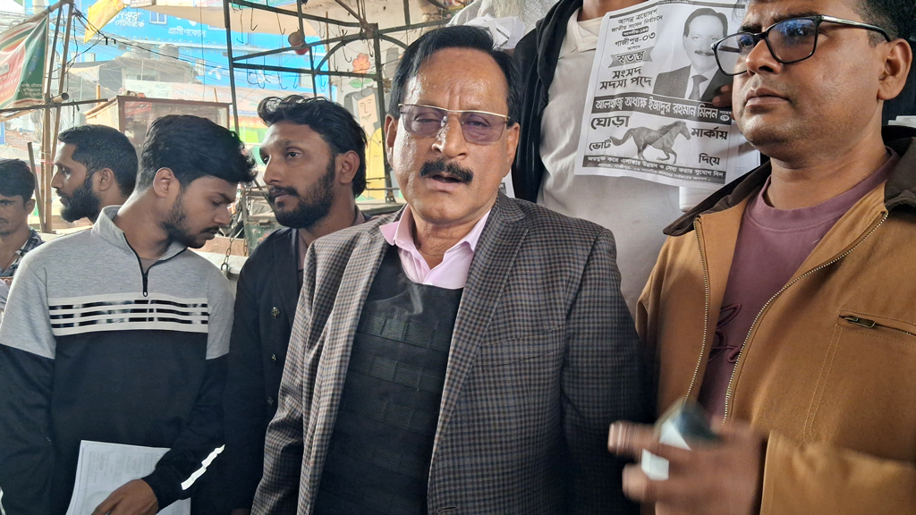 বুলেটপ্রুফ জ্যাকেট পরে গণসংযোগে স্বতন্ত্র প্রার্থী