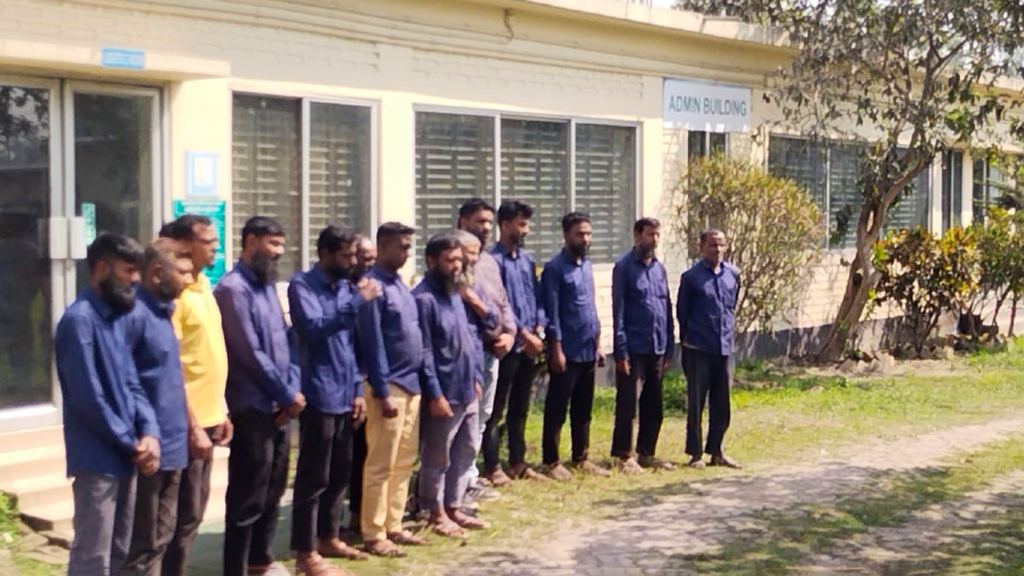 শেরপুরে এলপি গ্যাসের সাবডিপো বন্ধের প্রতিবাদে বিক্ষোভ