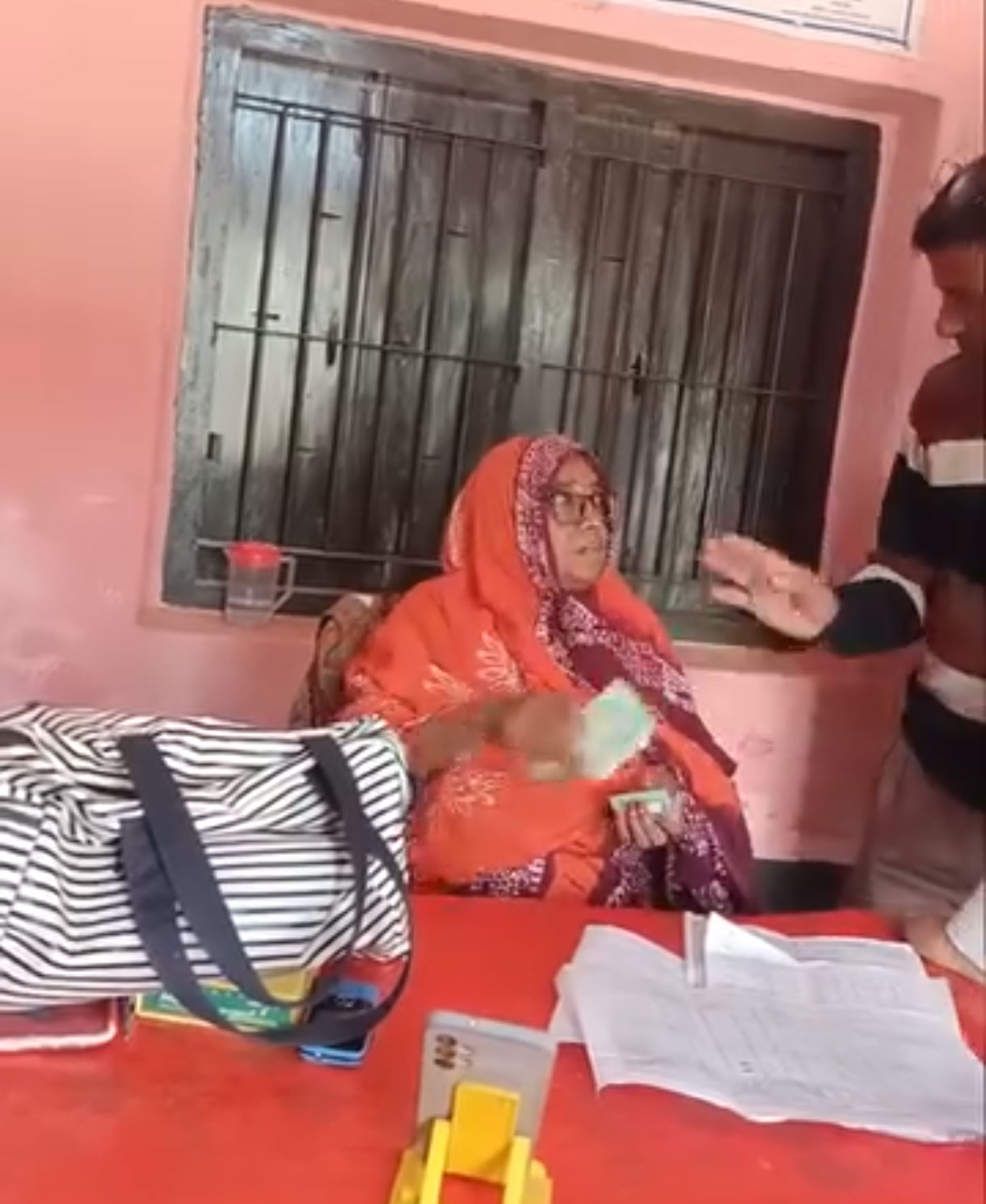 ‘সব খারিজ হবে, তুই খালি টাকা পাঠাবি’, ভূমি কর্মকর্তার ঘুষগ্রহণের ভিডিও ভাইরাল