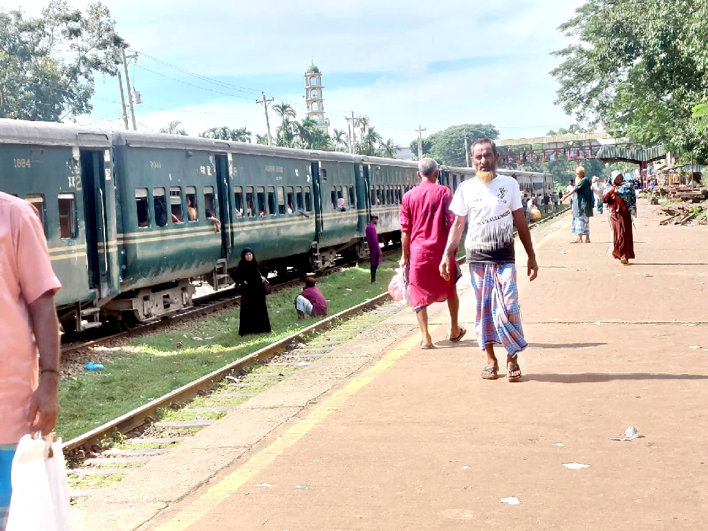 শ্রীপুর রেলওয়ে স্টেশনে ট্রেনের ইঞ্জিন বিকল, শত শত যাত্রী আটকা