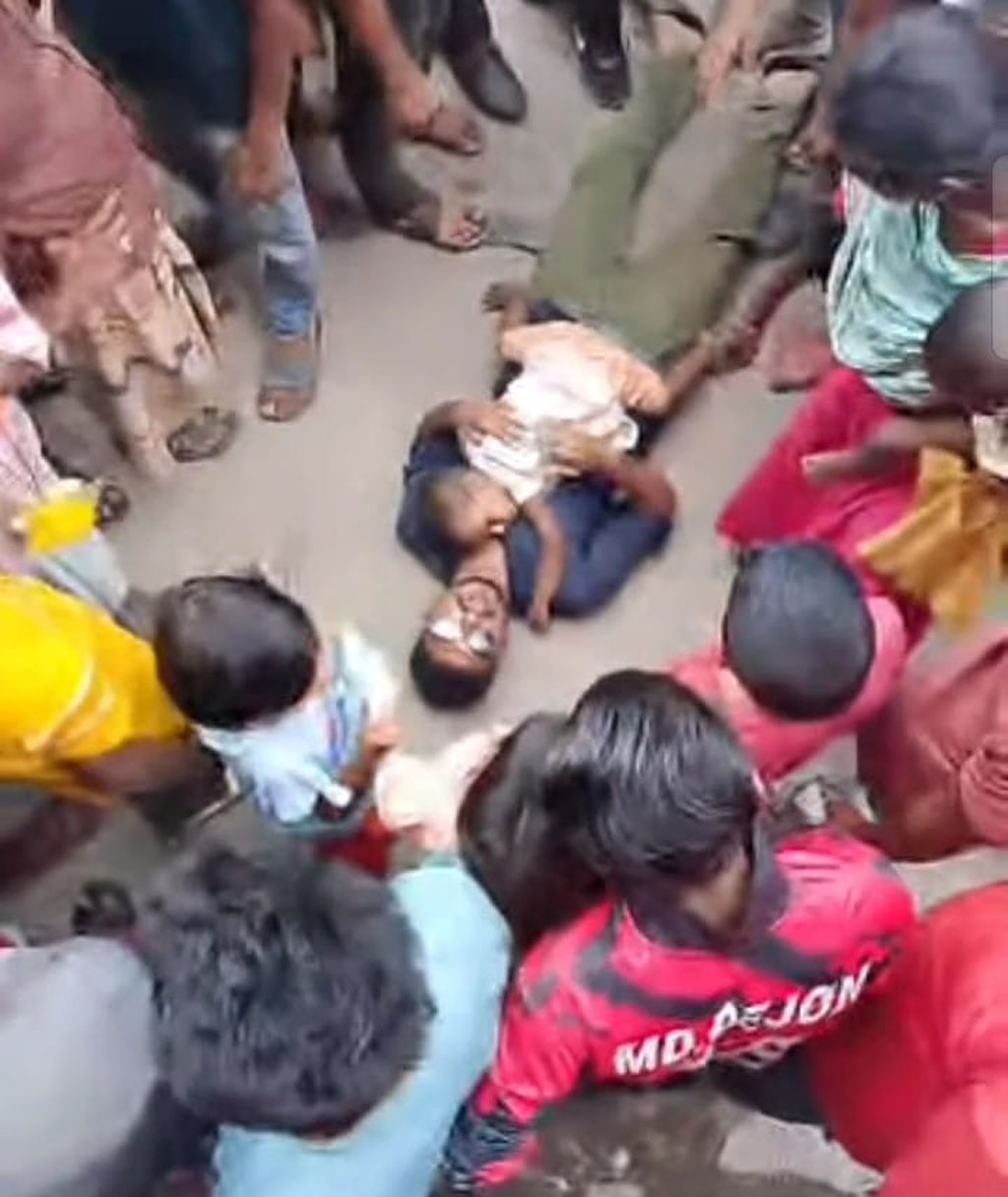 শিশুসন্তানকে বুকে জড়িয়ে মহাসড়কে এসে আত্মহত্যার চেষ্টা করেন প্রতিবন্ধী মঞ্জুরুল হক। ছবি: সংগৃহীত