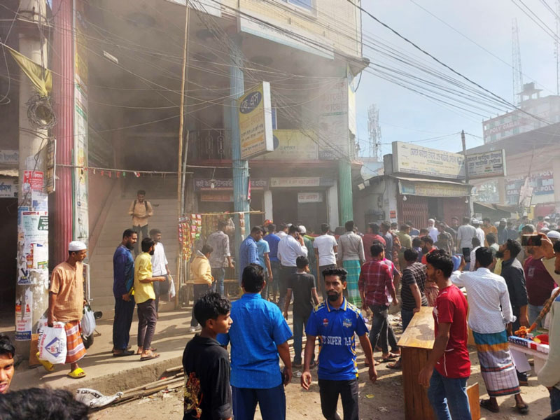 শ্রীপুরে ম্যাট্রেস কারখানার গুদামে আগুন