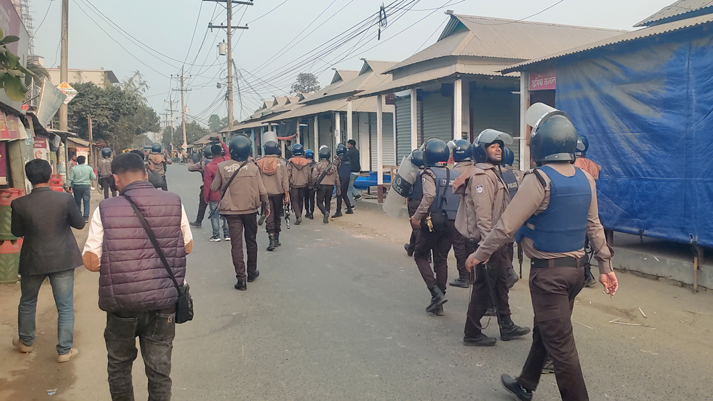শ্রীপুরে পোশাকশ্রমিকদের সড়ক অবরোধ, পুলিশের সাউন্ড গ্রেনেড-লাঠিপেটা