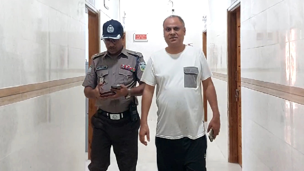 গভীর রাতে পাসপোর্ট অফিসের সহকারী পরিচালক নারীসহ আটক