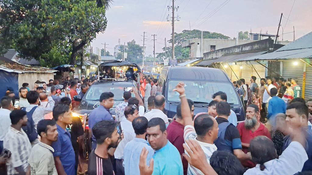 ব্যবসায়ীকে গ্রেপ্তারের চেষ্টা, র‍্যাবের গাড়ি আটকাল স্থানীয়রা