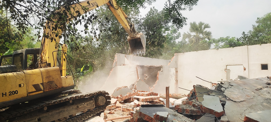 গাজীপুরে বনভূমি থেকে অর্ধশত অবৈধ স্থাপনা উচ্ছেদ