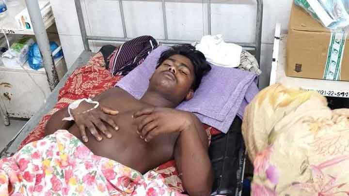 ছেলের কাটা পা হাতে নিয়ে বিচারের দাবিতে দ্বারে দ্বারে ঘুরছেন বাবা