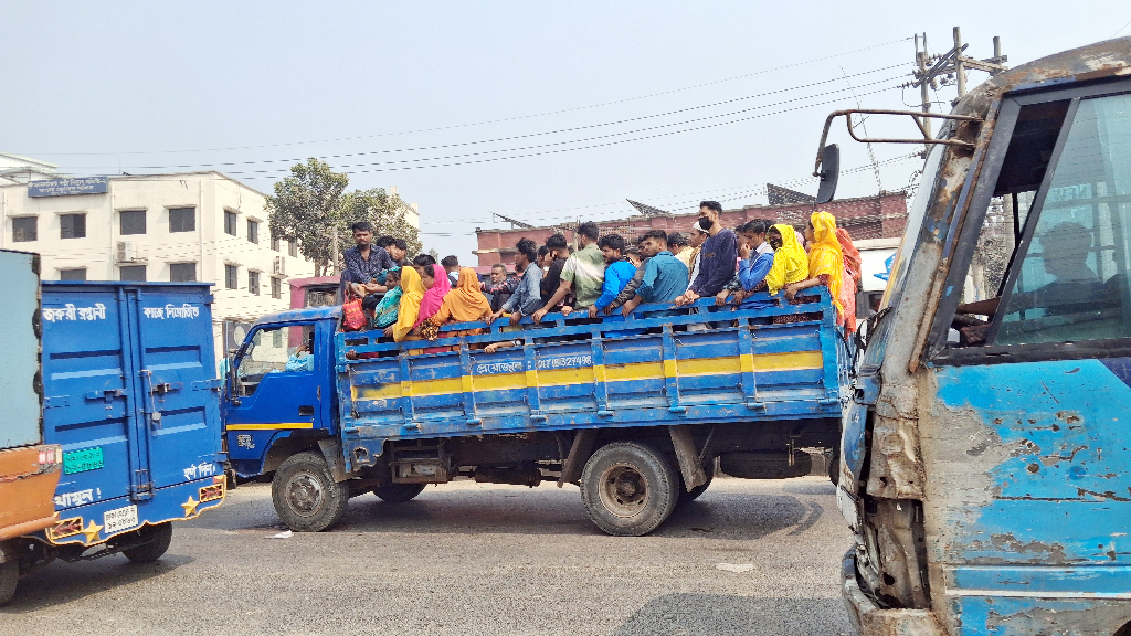 ট্রাক, পিকআপে করে বাড়ি ফিরছেন ভোটাররা, ভাড়া কয়েক গুণ বেশি