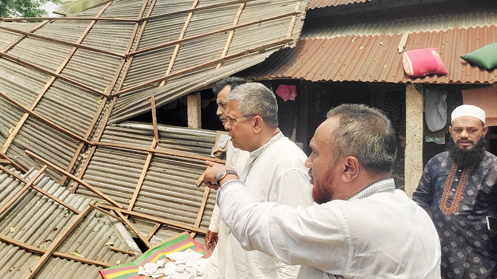 শ্রীপুরে ঝড়ে ৩০০ হেক্টর জমির বোরো ধান ক্ষতিগ্রস্ত, ভেঙে গেছে ৪০০ বসতবাড়ি